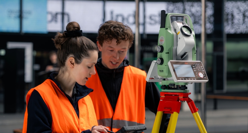 Геодезисты работают с роботизированным тахеометром Leica TS20